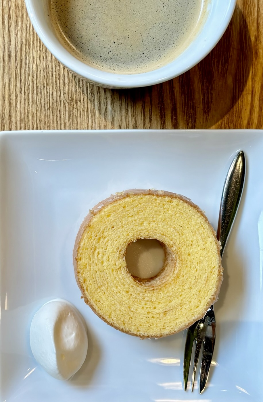 Baumkuchen servi avec un café et une crème légère