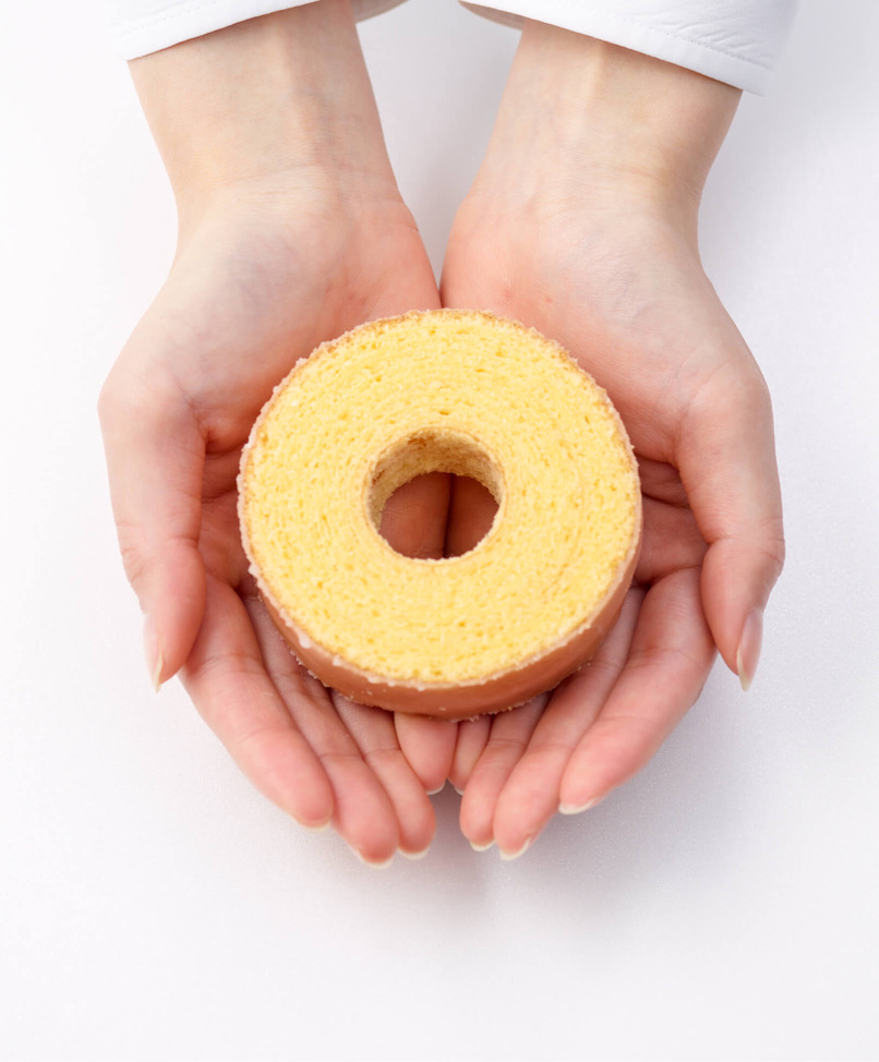 Baumkuchen entier présenté dans deux mains